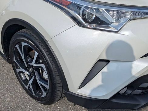 Used 2018 Toyota C-HR XLE FWD image 2