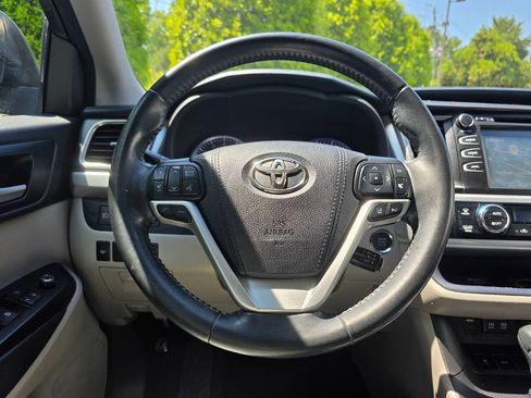 Used 2018 Toyota Highlander XLE FWD image 19