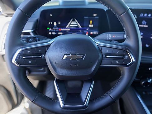 Used 2025 Chevrolet Suburban Z71 image 12