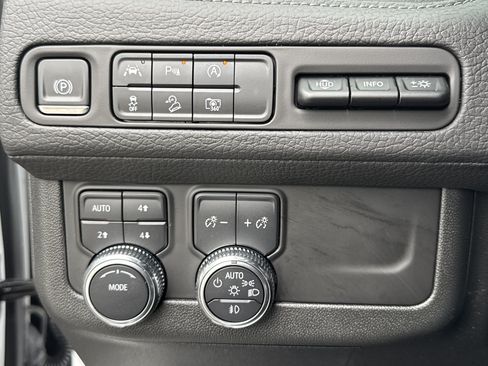 Used 2023 GMC Yukon Denali AWD/4WD image 18