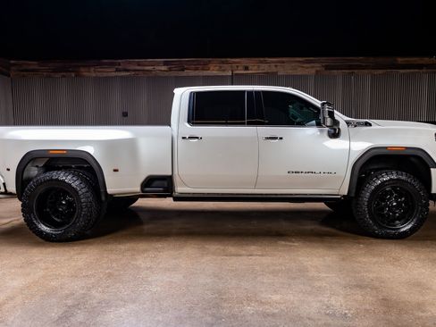 Used 2023 GMC Sierra 3500 Denali w/ Denali Ultimate Package image 11