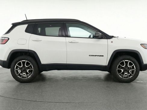 Used 2025 Jeep Compass Trailhawk AWD/4WD image 11
