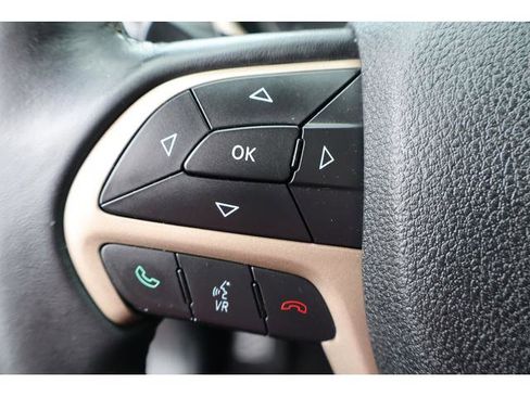 Used 2015 Jeep Cherokee Latitude AWD/4WD image 12