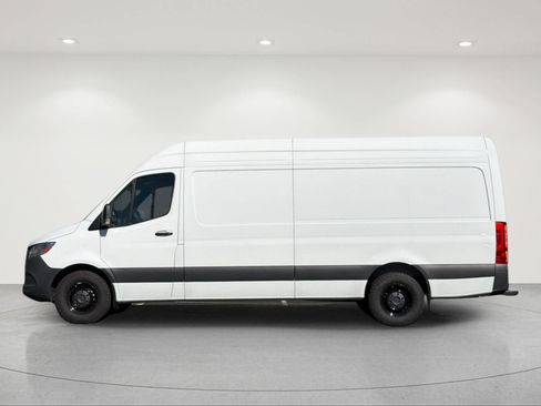 Used 2024 Mercedes-Benz Sprinter 2500 image 2