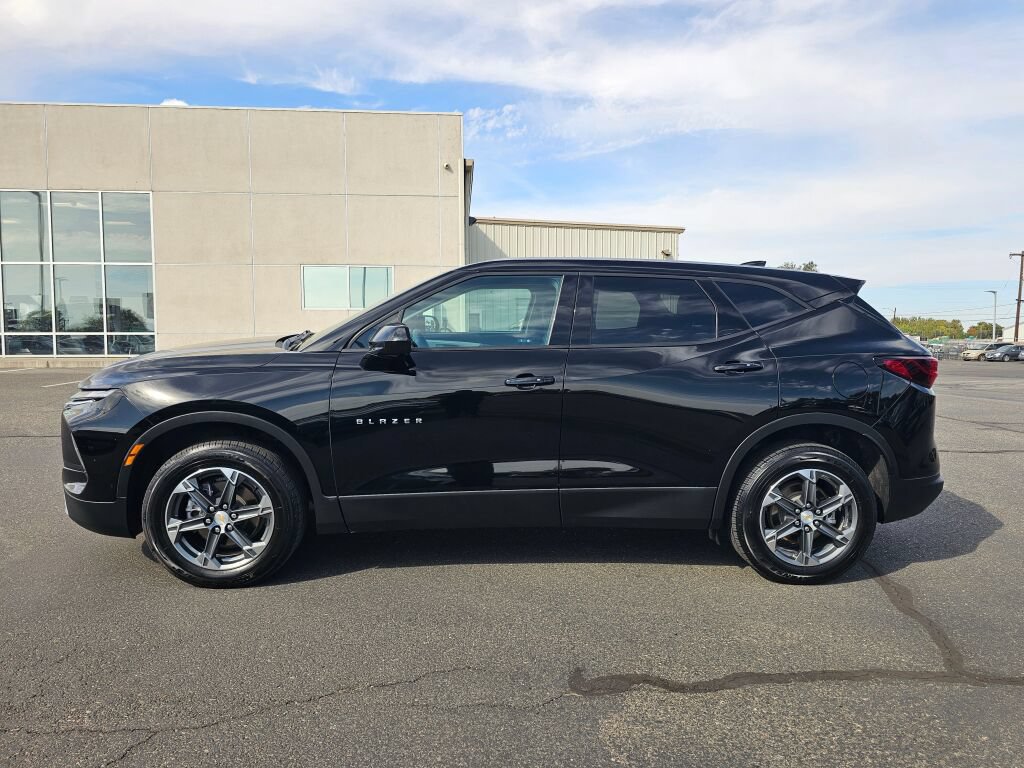 Used 2025 Chevrolet Blazer LT AWD/4WD image 3