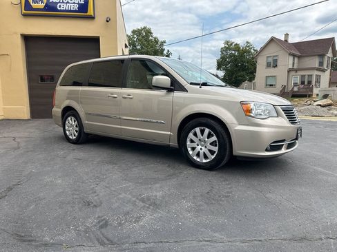 Used 2016 Chrysler Town & Country Touring FWD image 5