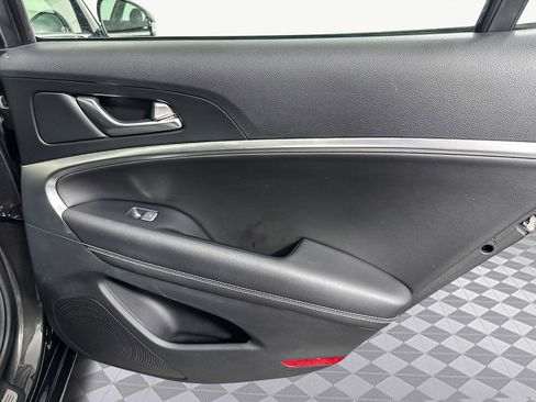 Used 2025 Genesis G70 2.5T image 28