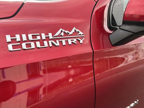 Used 2022 Chevrolet Suburban High Country image 3