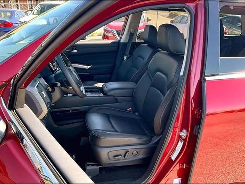 Certified 2025 Nissan Pathfinder SL w/ SL Premium Package FWD image 17