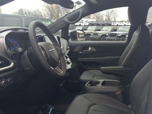 New 2025 Chrysler Pacifica Select image 2