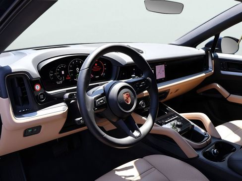 Certified 2026 Porsche Cayenne E-Hybrid Coupe AWD/4WD image 4