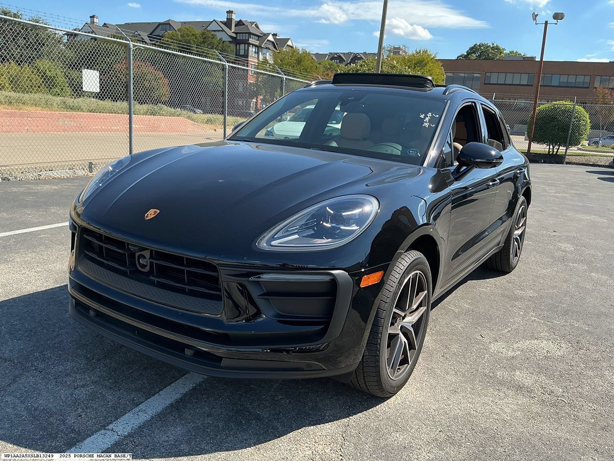 Used 2025 Porsche Macan AWD/4WD image 4