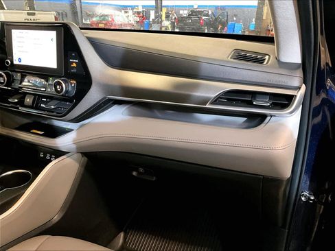Used 2023 Toyota Highlander XLE image 13