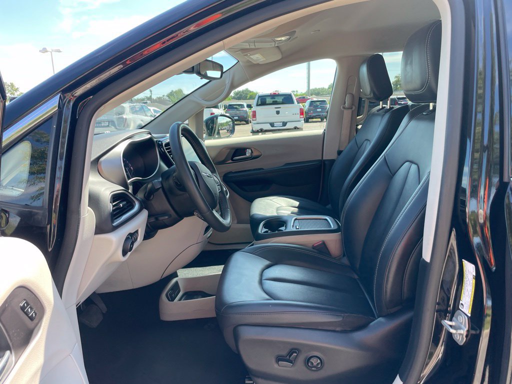 Used 2024 Chrysler Pacifica Touring-L FWD image 11