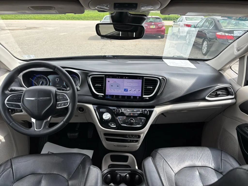 Used 2022 Chrysler Pacifica Touring-L FWD image 12