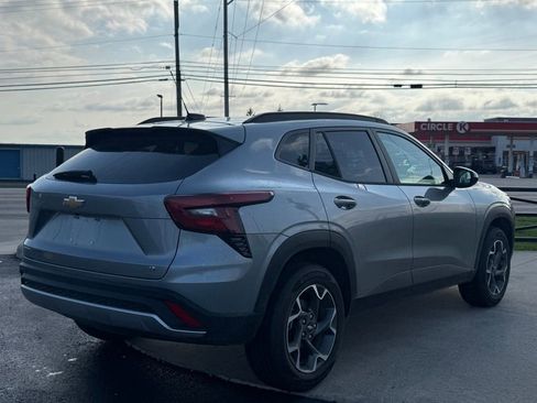 Used 2025 Chevrolet Trax LT w/ Driver Confidence Package image 8