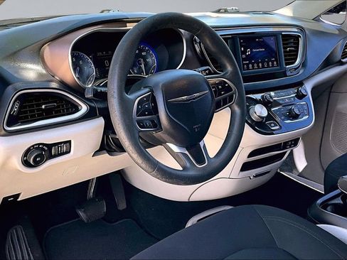 Used 2018 Chrysler Pacifica Touring Plus w/ Tire & Wheel Group FWD image 4