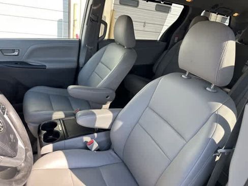 Used 2020 Toyota Sienna LE image 4