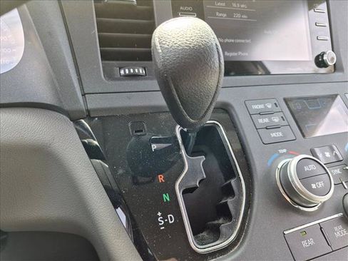 Used 2018 Toyota Sienna LE w/ Carpet Mat Package FWD image 12