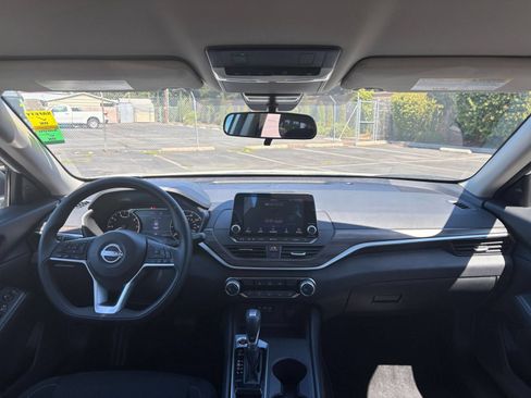 Used 2025 Nissan Altima 2.5 SV FWD image 32
