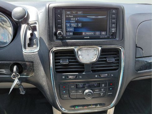 Used 2015 Chrysler Town & Country Touring FWD image 28