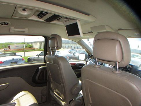 Used 2015 Chrysler Town & Country Touring image 26