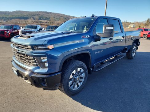 Used 2024 Chevrolet Silverado 2500 Custom w/ Custom Value Package image 4