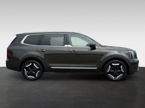 Used 2023 Kia Telluride S AWD/4WD image 4