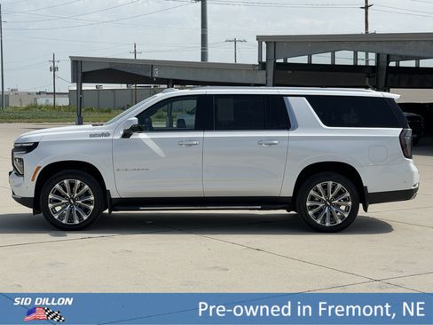 Certified 2025 Chevrolet Suburban High Country AWD/4WD image 4