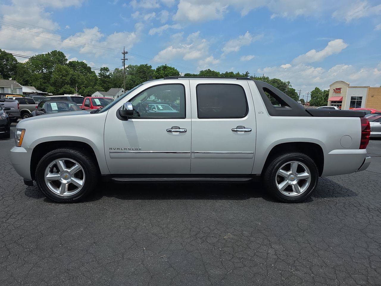 Used 2010 Chevrolet Avalanche LTZ AWD/4WD image 19