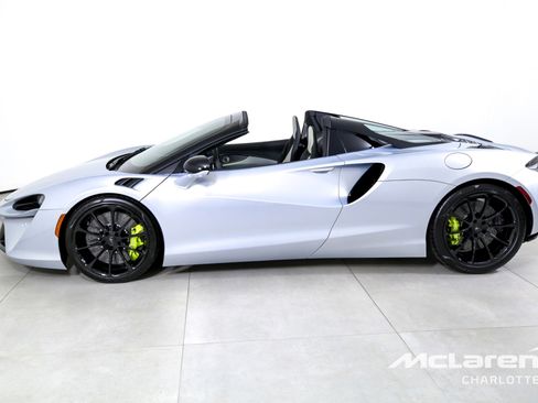 Used 2025 McLaren Artura Spider image 7