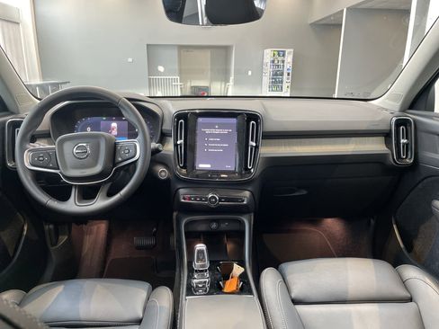 Used 2025 Volvo XC40 B5 Plus image 33