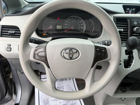 Used 2013 Toyota Sienna LE image 18