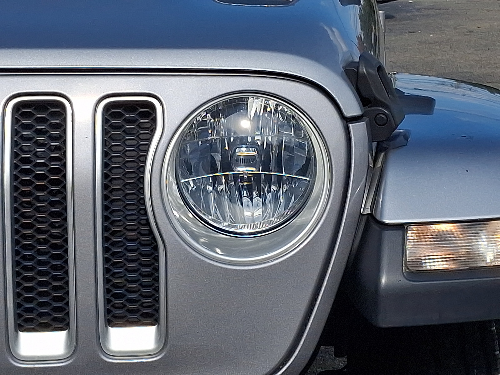Used 2019 Jeep Wrangler Unlimited Sahara AWD/4WD image 9