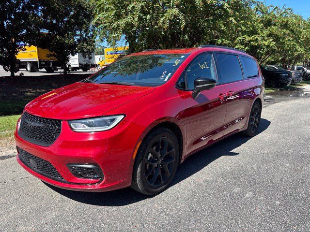 Used 2025 Chrysler Pacifica Limited FWD image 4