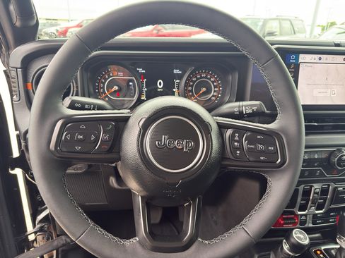 Used 2025 Jeep Gladiator Mojave w/ Convenience Group AWD/4WD image 16