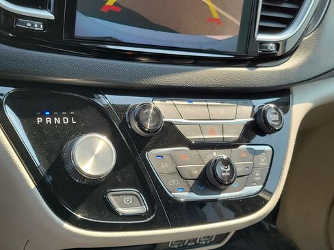 Used 2024 Chrysler Pacifica Touring-L FWD image 30