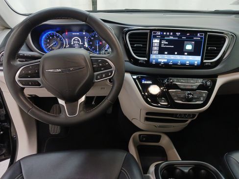 Used 2024 Chrysler Pacifica Touring-L FWD image 13