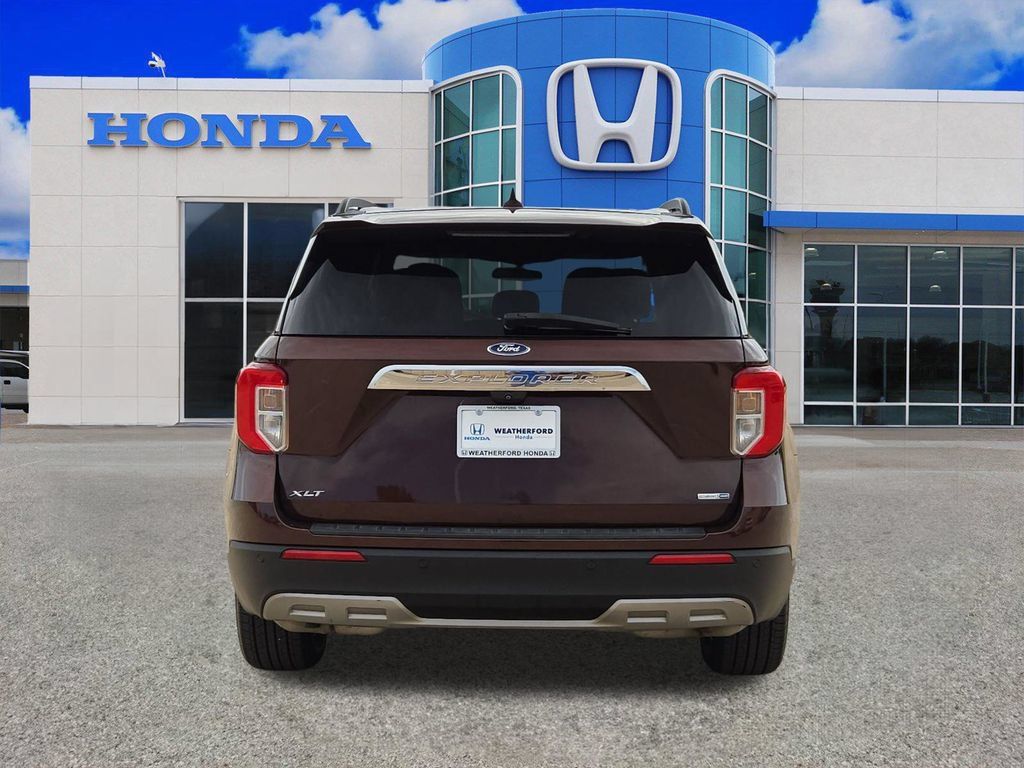 Used 2020 Ford Explorer XLT w/ Equipment Group 202A AWD/4WD image 4