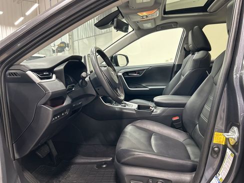 Used 2019 Toyota RAV4 Limited image 10