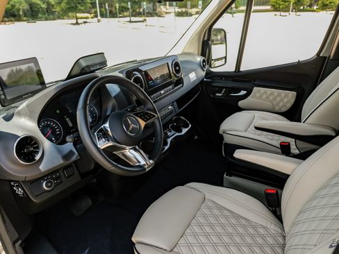 Used 2025 Mercedes-Benz Sprinter 3500 image 3