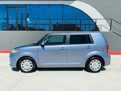 Used 2012 Scion xB FWD image 2