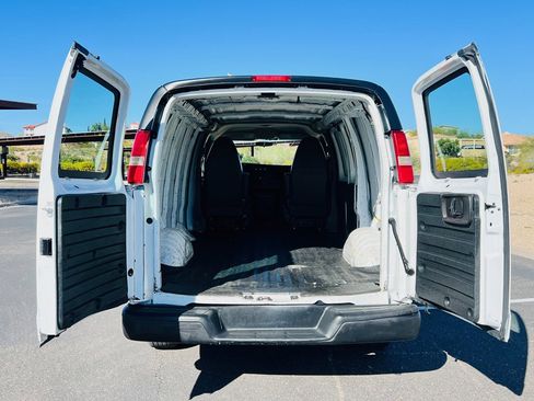 Used 2010 Chevrolet Express 1500 image 5