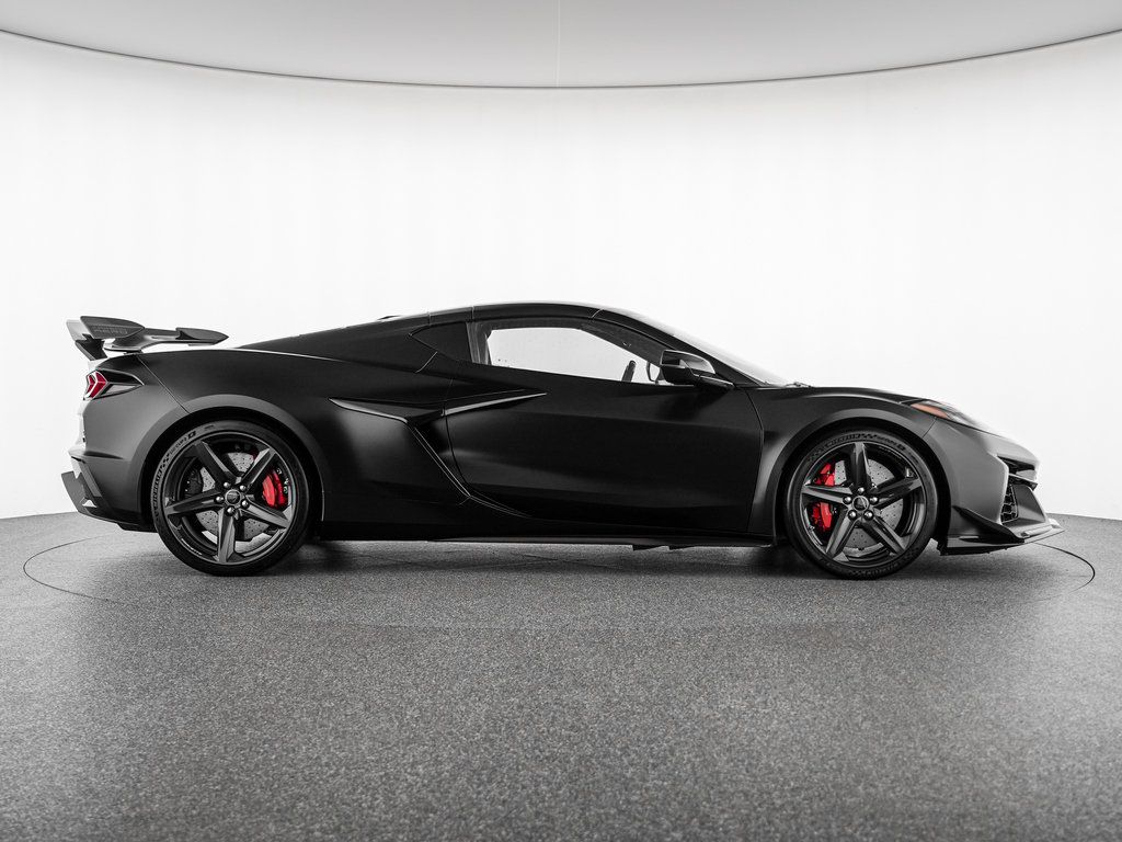 Used 2024 Chevrolet Corvette Z06 w/ Z07 Performance Package RWD image 7