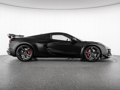 Used 2024 Chevrolet Corvette Z06 w/ Z07 Performance Package RWD image 7