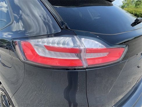 Certified 2024 Ford Edge SE w/ Black Appearance Package image 11