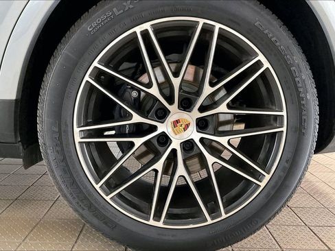 Used 2025 Porsche Cayenne AWD/4WD image 32