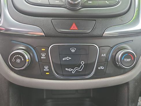 Used 2020 Chevrolet Equinox LS image 23