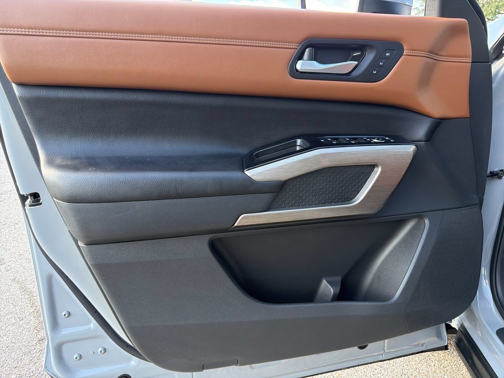 Used 2023 Nissan Pathfinder Platinum w/ Cargo Package AWD/4WD image 28