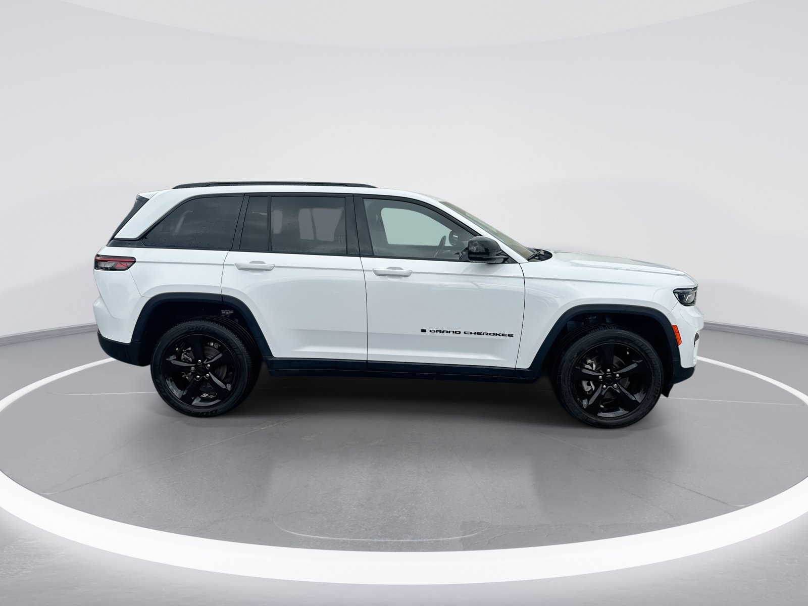 Used 2023 Jeep Grand Cherokee Altitude AWD/4WD image 10